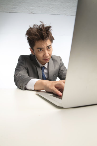 疲劳的商务青年男人图片下载