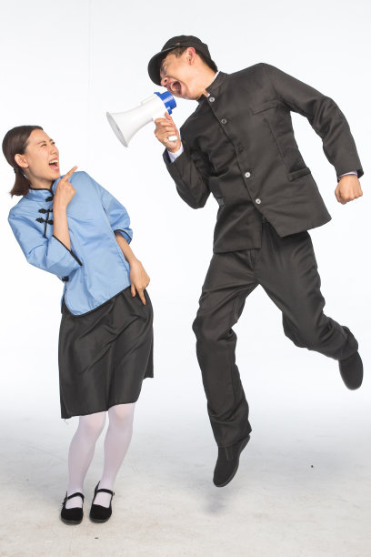 复古青年女人对着青年男人呼喊图片下载