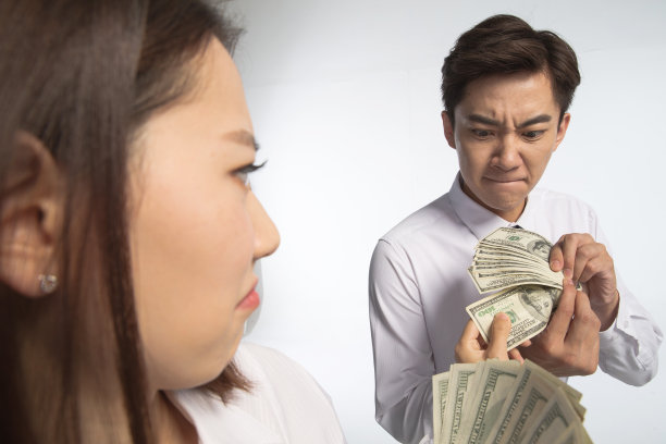 商务青年男女拿着美元图片下载