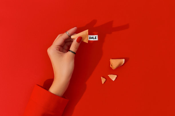 黑色星期五购物大甩卖的创意构图。女修指甲手握幸运饼干图片下载