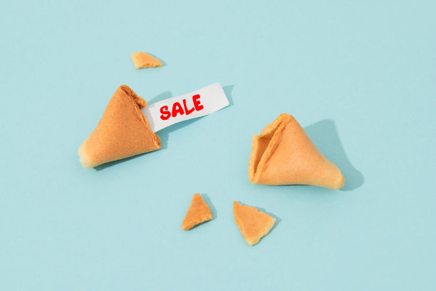 创意作文与幸运饼干和纸与文字在蓝色背景图片下载