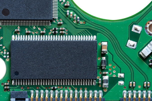 绿色机械硬盘电路板的局部特写图片下载