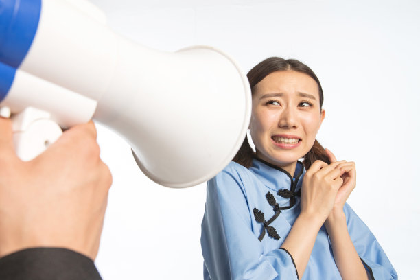 复古青年男女使用扩音器呼喊图片下载