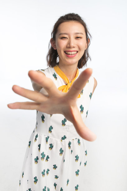 年轻女孩伸手抓图片下载