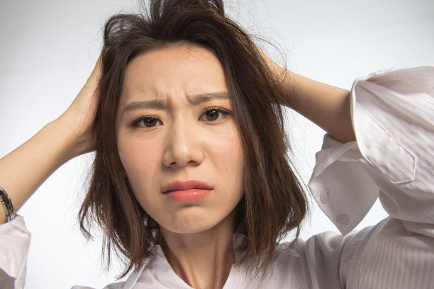 面部表情痛苦的青年女人图片下载