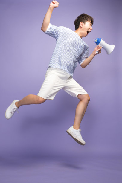 时尚青年男人拿着扩音器图片下载