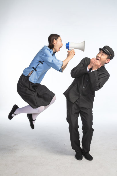 复古青年男女拿着扩音器图片下载