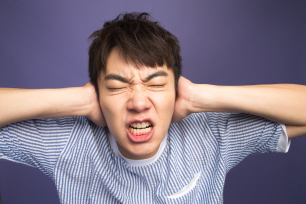 青年男人捂着耳朵图片下载