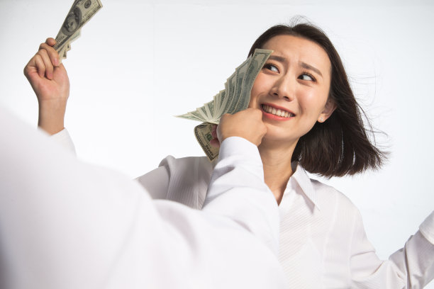 商务青年男女拿着美元图片下载