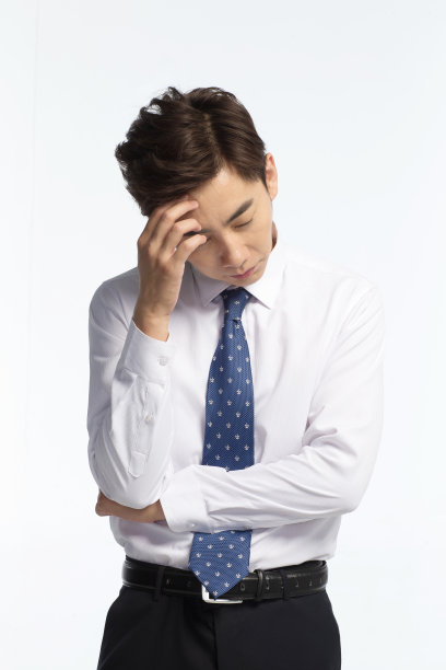 面部表情痛苦的青年男人图片下载