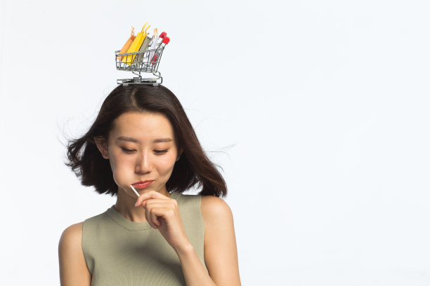 年轻女孩头顶购物车图片下载