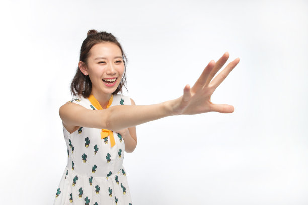 年轻女孩伸手抓图片下载