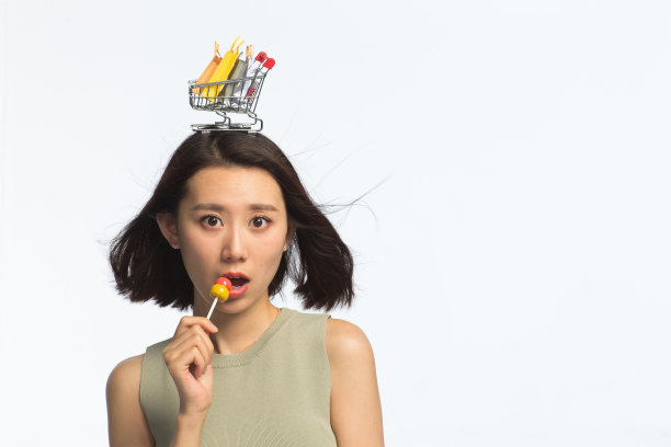 年轻女孩头顶购物车图片下载