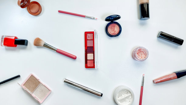 美丽的概念。化妆产品阴影，高光，腮红，刷子，粉，亮片，睫毛膏，光泽，口红，铅笔在白色背景图片下载