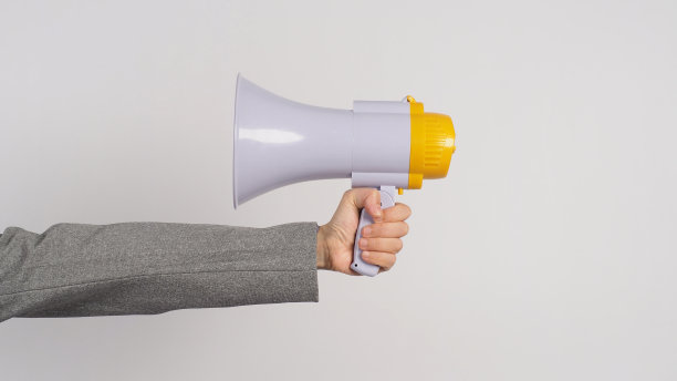 手拿扩音器，白底灰套装。图片下载