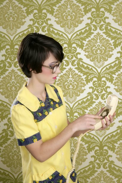 书呆子家庭主妇讲着老式电话图片下载