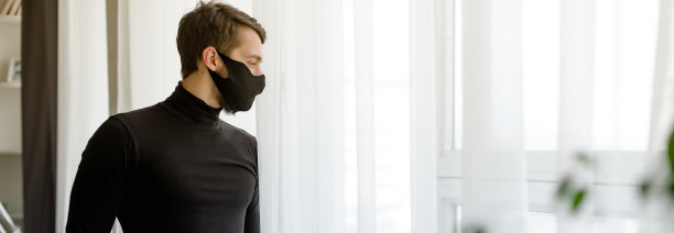 男性肖像成年男子与可重复使用的医用防护口罩在室内。新冠肺炎后的新常态为企业理念图片下载