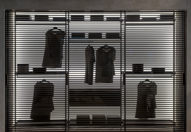 透明扶手椅和透明的衣服图片下载