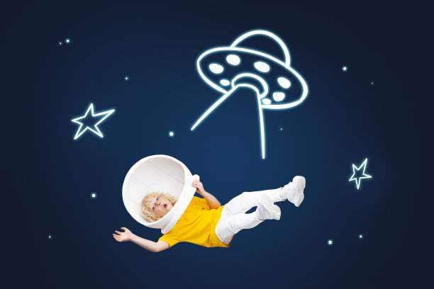 合成图像的小外星人男孩宇航员孤立在深蓝色的背景与绘制的宇宙飞船图片下载