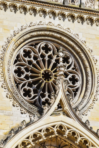 法国Orléans哥特式大教堂美丽的玫瑰窗特写图片下载