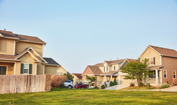 美国西部一个居民区的夏日景象图片下载