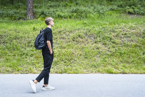 高中生，带着书包在上学或放学回家路上的青少年图片下载