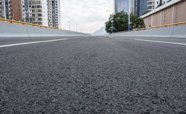 空沥青公路与城市的天际线。图片下载