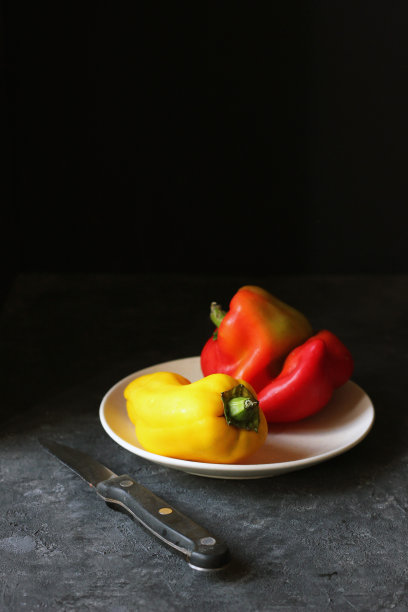 碟子上的黄色和红色甜辣椒图片下载