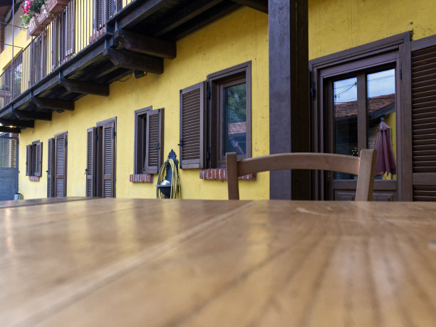 意大利乡村一座古典农舍的庭院图片下载