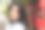 微笑自信的中年白人女性，深棕色头发，看着相机。一个成熟女人带着露齿的微笑在户外散步的特写照片。图片下载