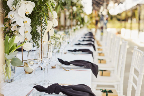 这张照片拍摄的是婚宴上装饰优雅的餐桌图片下载
