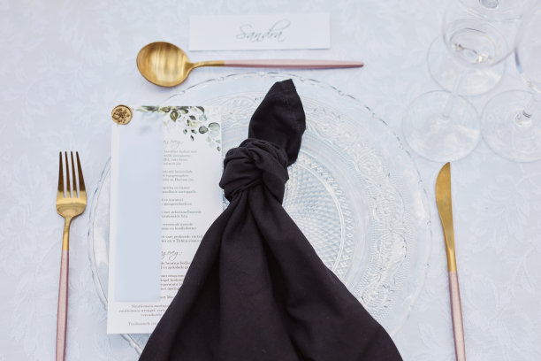 这张照片拍摄的是婚宴上装饰优雅的餐桌图片下载