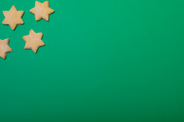 圣诞节饼干和复制空间的绿色背景图片下载