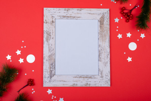 构成的白色卡片与复制空间和圣诞节装饰在红色的背景图片下载