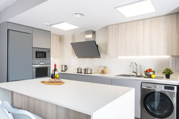 现代厨房内部的厨房岛图片下载