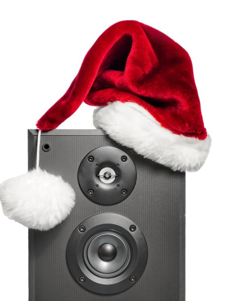 节日音乐概念与明亮的红色圣诞老人帽子在塔顶扬声器与白色背景图片下载
