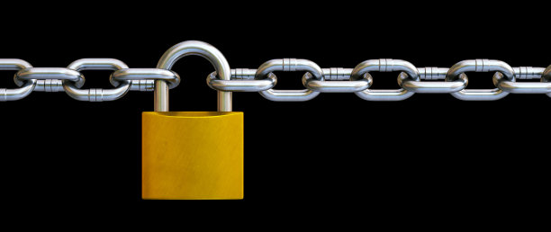 简单的黄色挂锁连接一个直链孤立在黑色背景。关闭宽水平构图。图片下载