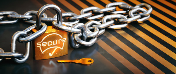 粗糙的有划痕的挂锁与连接的链条，一个程式化的钥匙和安全的检查标记信息写在上面。特写，宽水平构图。图片下载