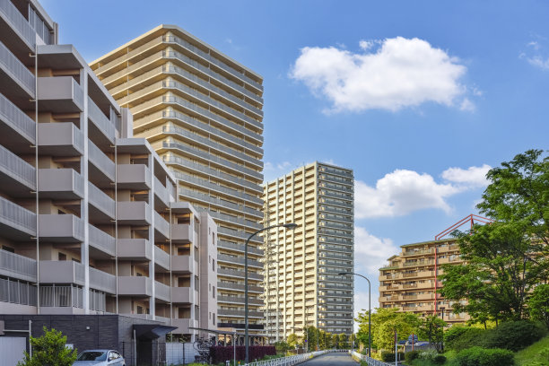 蓝天和日本人居住区。图片下载