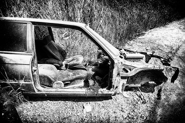 一辆黑色和白色的没有门和引擎盖的汽车的胴体图片下载