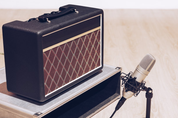 在录音棚中设置电吉他录音的麦克风和放大器图片下载