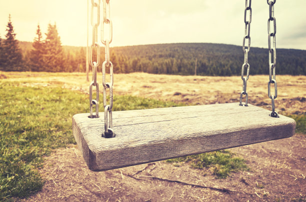 一个木制秋千的特写图片。图片下载