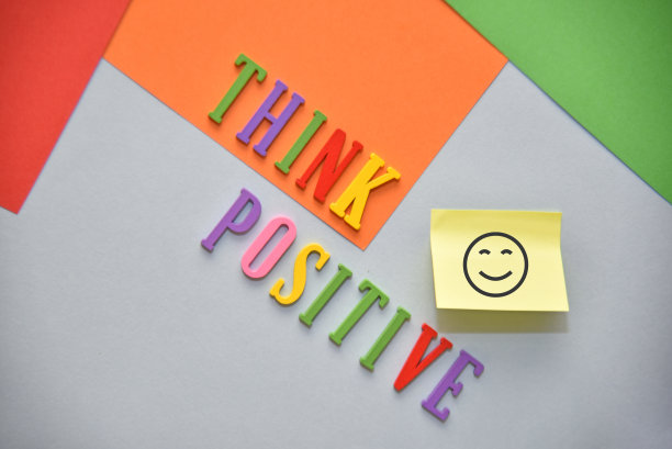 在红色、橙色和绿色背景上的彩色积极思考文本。便利贴上的微笑图标。生活方式的概念。图片下载