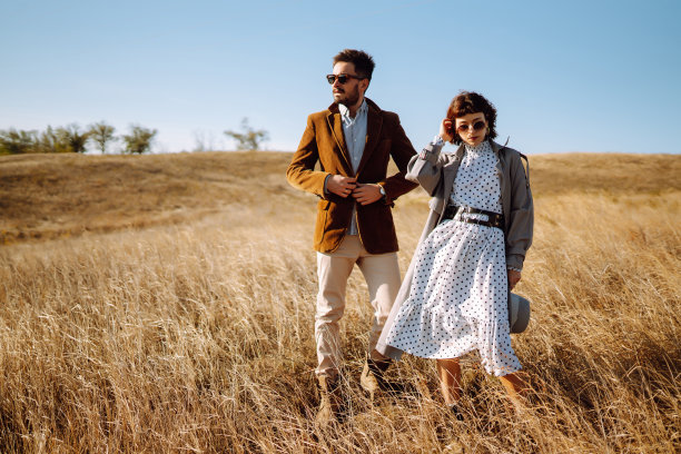 一对相爱的年轻夫妇在阳光明媚的日子里散步。图片下载