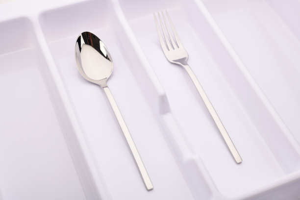 空的白色塑料容器和叉子和勺子。图片下载