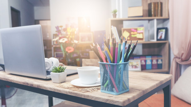 学生概念桌。桌上型笔记本电脑为学习考试，电脑，耳机，铅笔，仙人掌，和一杯咖啡放在学校的桌子上，供学生在家里在线工作。图片下载