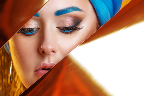 亮蓝色眉毛和蓝色眼线的创意妆容，图片下载