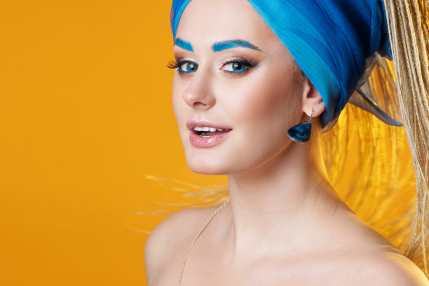 年轻迷人的金发碧眼，头戴蓝色头巾，梳着迷你发辫，眉毛修长，图片下载