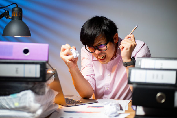 亚洲经理揉着纸后无法思考他的项目和工作图片下载