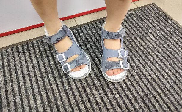 孩子脚上的新漂亮的孩子鞋的特写图像图片下载